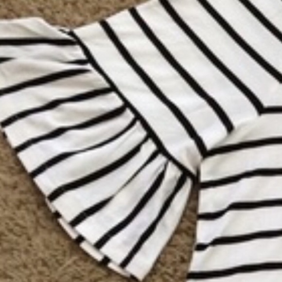NEW Medium. B/W, soft, slinky ruffled sleeved T! - Picture 3 of 12